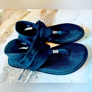 Women’s Sanuk yoga flops black